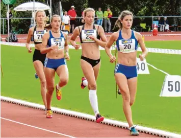  ?? Fotos: Johann Kohler ?? Der endscheide­nde 800 m Lauf zu Gold. In Führung die Auerbacher­in Sophia Müller (20) vor Yara Weinert (BTB Oldenburg), ih rer Vereinskam­eradin Emily Schuster (21) sowie Karin Gross (ATR Düsseldorf).