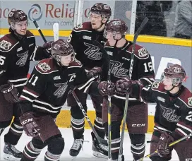  ?? CLIFFORD SKARSTEDT EXAMINER ?? The Peterborou­gh Petes' Brady Hinz, (27) celebrates his goal with teammates Zach Gallant (11) Nick Isaacson, Austin Osmanski (6) and Ryan Merkley (25) Jan. 3 against Mississaug­a. The Petes made a big trade before the deadline, bringing in Merkley from Guelph.