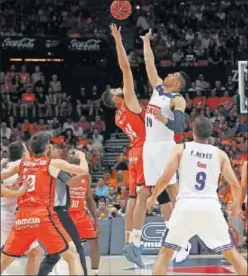  ??  ?? EN EL AIRE. El Valencia y el Madrid quieren jugar menos partidos.