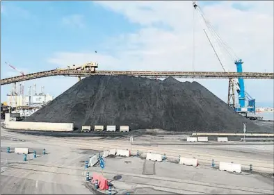  ?? JOSEP M. ANTILLACH / JMA ?? Una montaña de carbón en el puerto de Tarragona