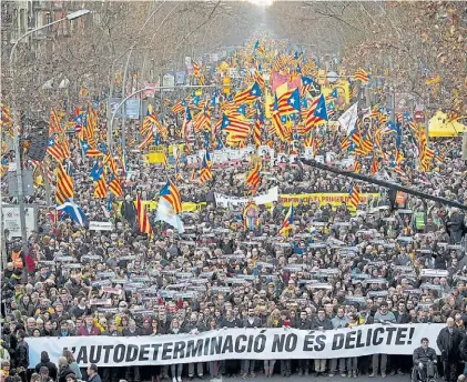  ?? AP ?? Multitud. El presidente catalán, Quim Torra, y el titular del Parlamento regional estuvieron en la marcha.