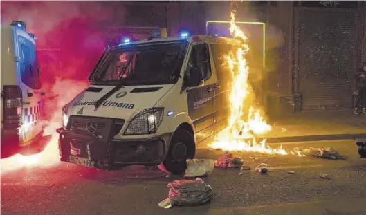  ?? LORENA SOPEÑA / EUROPA PRESS ?? El agente que estaba dentro de la furgoneta incendiada pudo salir por la puerta del copiloto y resultó ileso.