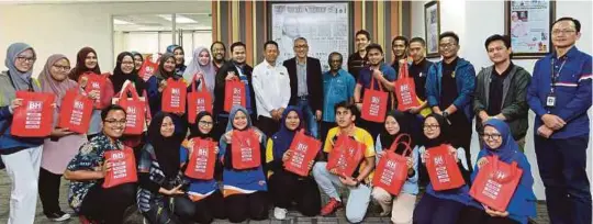  ?? [FOTO NURUL SYAZANA ROSE RAZMAN. /BH] ?? Ahmad Zaini (tengah) bersama Faizal (lapan dari kiri), kakitangan akademik dan pelajar UUM ketika lawatan ke Balai Berita, semalam.