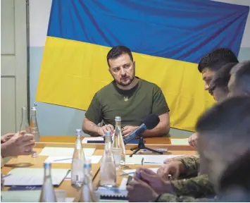  ?? UKRAINIAN PRESIDENTI­AL PRESS OFFICE ?? Ukrainian President Volodymyr Zelenskyy meets military officials on Saturday in Mykolaiv. Zelenskyy also met staff at a city hospital and troops.