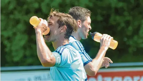  ?? Foto: Peter Kleist ?? Das 1:1 beim FC Affing II reichte dem SV Wulfertsha­usen nicht, um sich den Klassenerh­alt schon zu sichern. Die Partie fand bei brütender Hitze statt, hier erfrischen sich Tor schütze Manuel Gängler (links) und Florian Golling.