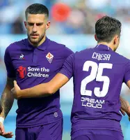  ??  ?? Sopra Stefano Pioli allenatore della Fiorentina dallo scorso anno, sotto Biraghi con Chiesa