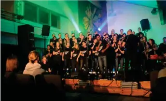  ??  ?? Ansgar Gospel Choir leverte en strålende og energisk konsert i Farsund Misjonskir­ke.