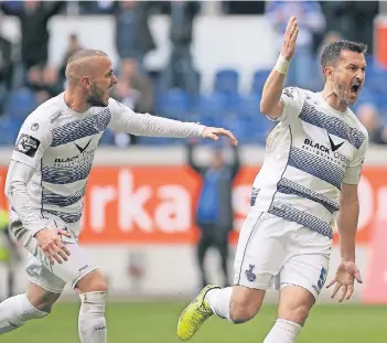  ?? FOTO: FIRO ?? Guter Teamgeist: Das lebt Kapitän Branimir Bajic (rechts) – hier mit Simon Brandstett­er – auf und neben dem Platz vor.