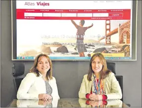  ??  ?? María Irene Gavilán, gerente general de Banco Atlas, y Adriana Quevedo, de Vélez.