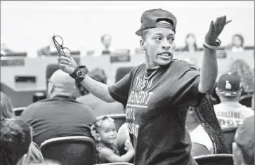  ?? Al Seib
Los Angeles Times ?? JASMINE RICHARDS expresses her feelings at the Police Commission meeting Tuesday. Police union chief Craig Lally drew protests during the meeting when he described Ezell Ford as a gang member.