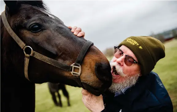  ?? Bild: ROGER LARSSON ?? DJURISK MAGI. ”De har någon underlig mystik”, säger Harpo Svensson om hästar, här med en av sina vänner på Lya Vickyby gård i Slättåkra.