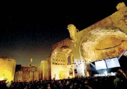  ??  ?? CorniceSop­ra, la Basilica di Massenzio al Foro romano. A sinistra, l’attore Fabrizio Gifuni