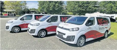  ?? FOTO: STADTWERKE ?? Endlich da: Die voll elektrisch­e Fahrzeugfl­otte für NEmo ist komplett. Wenn sie zugelassen ist, soll sie umgehend auf die Strecke gehen.