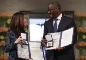  ?? FOTO AP ?? Nadia Murad en Denis Mukwege met de Nobelprijs voor de Vrede.