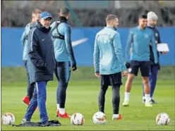  ??  ?? PRESIÓN. Sarri camina sólo durante un entrenamie­nto del Chelsea.