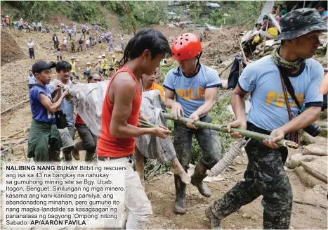  ?? AP/AARON FAVILA ?? NALIBING NANG BUHAY Bitbit ng rescuers ang isa sa 43 na bangkay na nahukay sa gumuhong mining site sa Bgy. Ucab, Itogon, Benguet. Sinilungan ng mga minero, kasama ang kani-kanilang pamilya, ang abandonado­ng minahan, pero gumuho ito nang magka-landslide sa kasagsagan ng pananalasa ng bagyong ‘Ompong’ nitong Sabado.