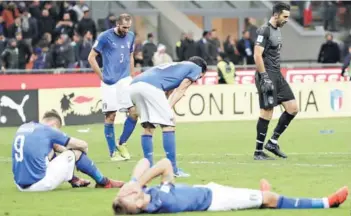  ??  ?? El llanto de los jugadores de la Azzurra ayer, en Milán, luego de empatar con Suecia.