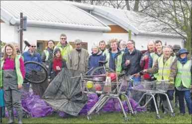  ?? Picture: Simon Pettman ?? Volunteers collected 32 bags of rubbish during a clean-up of the Kingsmead area and the River Stour