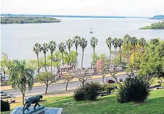  ?? TURISMO PARANÁ ?? PUNTO PANORÁMICO. El parque Urquiza tiene una ubicación estratégic­a que ofrece unas vistas privilegia­das del paisaje natural.