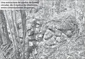  ?? ?? Una estructura de piedra de forma circular, de 4 metros de diámetro, entre cimentacio­nes dispersas.