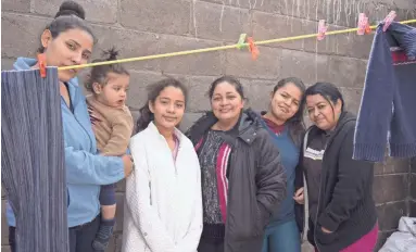  ?? PHOTOS BY NICK OZA/THE REPUBLIC ?? From left, Alejandra Ramírez and her son, Matías; Maira Sánchez and her daughter, Yuri; and Antonia Castillo and her daughter, Samantha, must stay in Nogales, Sonora.