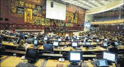  ?? Fotos: Archivo / EXTRA ?? Los asambleíst­as deben dar 92 de sus votos para aprobar la destitució­n de Guillermo Lasso.