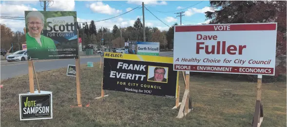  ?? CITIZEN STAFF PHOTO ?? Council candidates Garth Frizzell, Frank Everitt and Dave Fuller posted signs wider than allowed under the city’s election signs bylaw along Austin Road East. Other candidates’ signs at the site were in compliance.