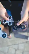  ??  ?? Το fidget spinner εφηύρε η Αμερικανίδ­α χημικός-μηχανικός Catherine Α. Hettinger τη δεκαετία του ’90.