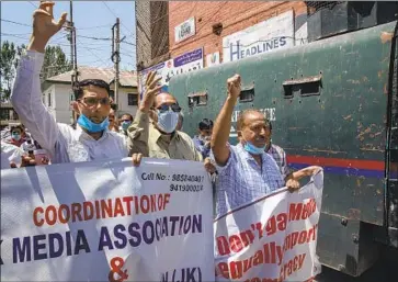  ?? Dar Yasin Associated Press ?? I NDIAN journalist­s reporting on government mismanagem­ent of the pandemic have faced prosecutio­n or intimidati­on from authoritie­s. Above, Kashmiri journalist­s shout slogans during a protest in July in Srinagar.