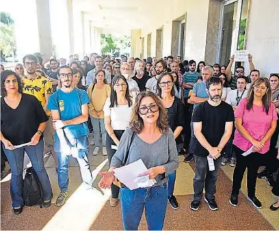  ?? PEDRO CASTILLO ?? MOVILIZADO­S. El lunes pasado hubo un ”abrazo” a la UNC en defensa de la ciencia. El martes habrá marcha por las universida­des.