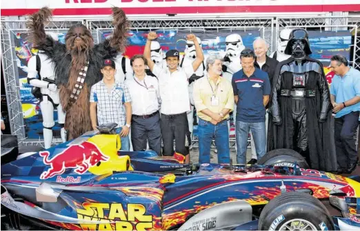  ?? BILD: SN/GEPA PICTURES ?? Gruppenbil­d u. a. mit Christian Klien (v. l.), Christian Horner, Vitantonio Liuzzi, Regisseur George Lucas, David Coulthard, Darth Vader aus dem ersten Jahr von Red Bull Racing 2005 in Monaco.