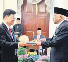  ??  ?? Chow (left) receives his letter of appointmen­t as Penang CM from Abdul Rahman. — Bernama photo
