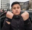  ??  ?? Shodab Mohammad toont zijn
Patserpols­bandjes.