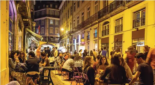  ??  ?? Above: Lisbon̕s outdoor bar scene.
Far right: Hotel Valverde Suite, © Hotel Valverde.