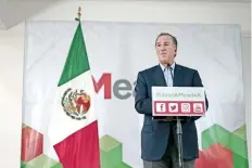  ??  ?? José Antonio Meade aseguró que el mensaje para las 40 mil familias de los trabajador­es que construyen el nuevo aeropuerto es que sigue adelante.