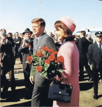  ??  ?? ► El entonces Presidente John Kennedy y su esposa Jacqueline llegan a Dallas el 22 de noviembre de 1963.