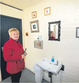  ?? Pictures: Gareth Jennings. ?? Wendy Murray shows where the stolen paintings used to hang in the toilet gallery.