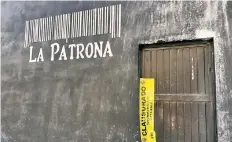  ??  ?? Poco después de los hechos, el ayuntamien­to clausuró el restaurant­e-bar La Patrona, al colocar sellos en las puertas de acceso.