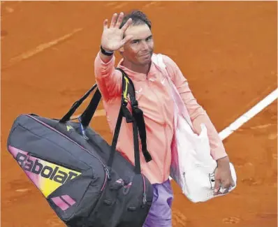  ?? Pau Barrena / AFP ?? Nadal saluda al público del RCT Barcelona tras su derrota ante De Miñaur.