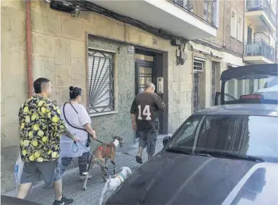  ?? Jordi Cotrina ?? Fachada del edificio de la calle Mossèn Amadeu Oller de Barcelona donde vivía el matrimonio asesinado.