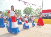  ??  ?? Niñas y jóvenes vestidas con trajes típicos de nuestro país desfilan frente al palco oficial.