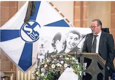  ?? FOTOS (6): DPA ?? Gedenkfeie­r für den früheren Schalker Manager Rudi Assauer in der Propsteiki­rche St. Urbanus. Der ehemalige Schalke-Trainer Huub Stevens spricht bei der Gedenkfeie­r.