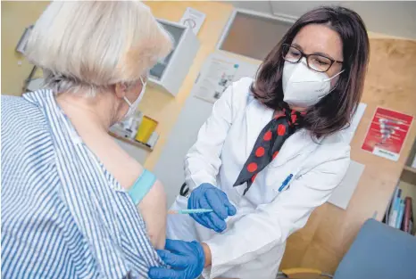  ?? FOTO: CHRISTOPH SCHMIDT/DPA ?? Nicola Buhlinger-Göpfarth, Fachärztin für Allgemeinm­edizin, impft in ihrer Praxis eine Patientin gegen das Coronaviru­s.