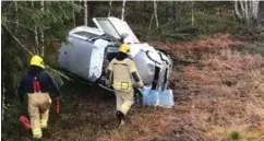  ?? FOTO: KJELL RUNE STRØMSTAD ?? En person er fraktet til sykehus etter en utforkjøri­ng på riksvei 9 ved Syrtveit i Evje og Hornnes i går formiddag.