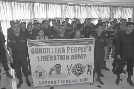  ?? SSB photo ?? SHAM ARMY. Members of the Cordillera People’s Liberation Army (CPLA) under Mailed Molina express their support on Federalism. Although the para – military group has long signed a closure agreement with the government, Benguet officials claim they...