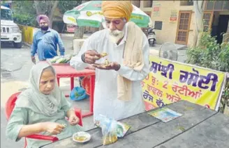  ?? SAMEER SEHGAL/HT ?? An elderly couple having food at Sarab Sanjhi Rasoi on the Guru Nanak Dev Hospital premises in Amritsar.