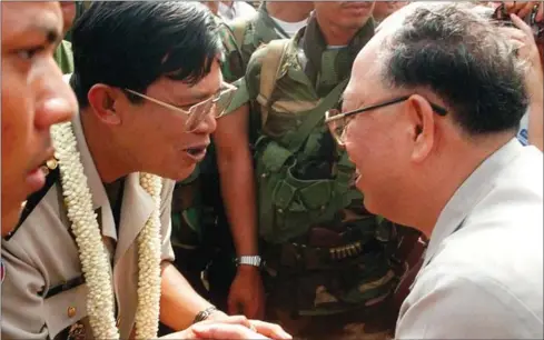  ?? DAVID VAN DER VEEN/AFP ?? Prime Minister Hun Sen (left) shakes hands with Ieng Sary, the leader of a renegade Khmer Rouge faction based in Pailin, in 1996.