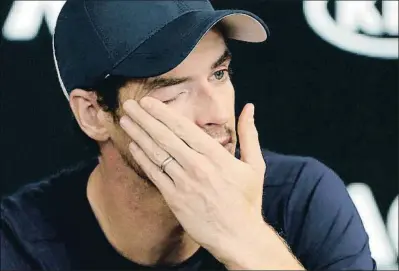  ?? MARK BAKER / AP ?? Andy Murray anunció su adiós entre lágrimas a su llegada al Grand Slam australian­o