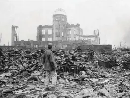  ??  ?? Las bombas de Hiroshima y Nagasaki aceleraron la descomposi­ción de Japón e inauguraro­n la terrorífic­a era atómica. A la derecha, placa en recuerdo de los republican­os españoles del campo de Rivesaltes.