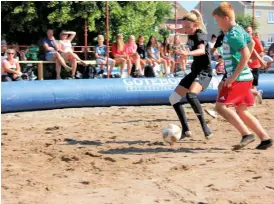  ??  ?? MÅL. Madeline Östlund, i ”Maddes BOIS” gör sig fri från sin försvarare och gör beach fotbollens första mål.